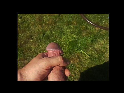 ❤️ Keçika germ di bexçeyek havînê de pisîka xwe ya pembe diqelişe û bi şuştinê dixe. ❤❌ Porno li ku.pornolemon.ru ️❤